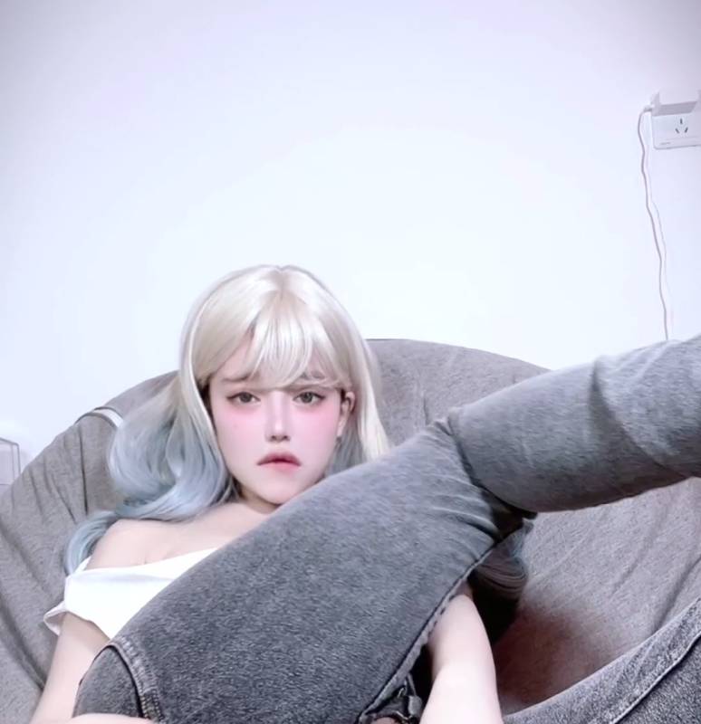 超可爱人气网红-欲梦- 破洞牛仔 [1v+213M]