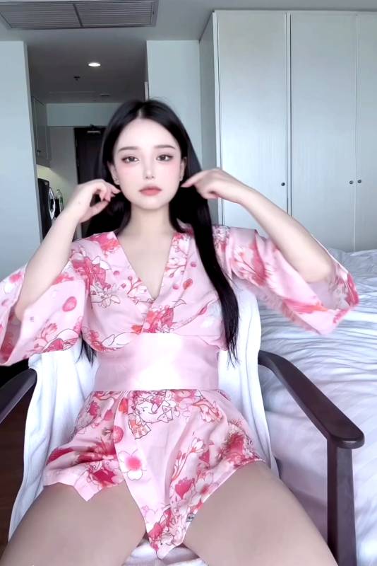 超可爱人气网红 -欲梦-樱花浴袍 [1V/365M]