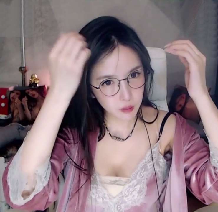 ASMR 大艺术嘉触发音同步 [1V/326M]