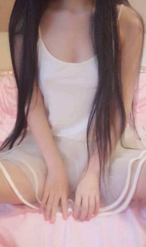 萌白酱 -性感吊带丝滑裙 [1V/649M]