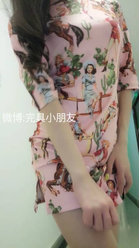 完具 - 花裙子楼道露出 [12P+2V+240M]