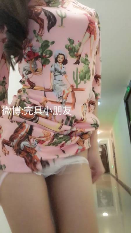 完具 - 花裙子楼道露出 [12P+2V+240M]