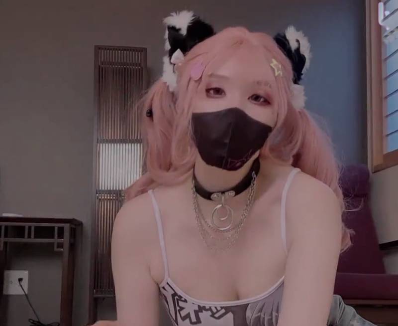 鸡教练 -剧情-本想要性感御姐的我竟然召唤出一只傲娇小萝莉 [1v+689M]