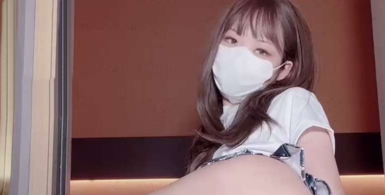 小酒酱 米娜学姐 - 酒店门口户外女神 [1v+180M]