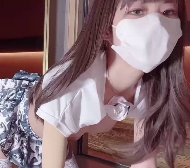 小酒酱 米娜学姐 - 酒店门口户外女神 [1v+180M]