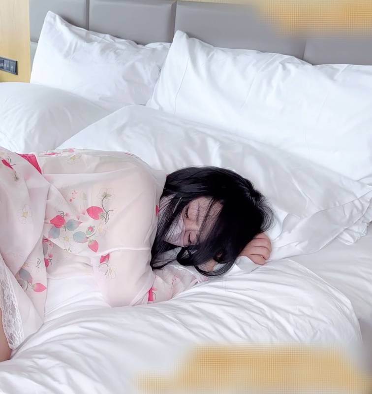 清纯女神-樱桃空空-性感草莓睡裙 [1V/668M]