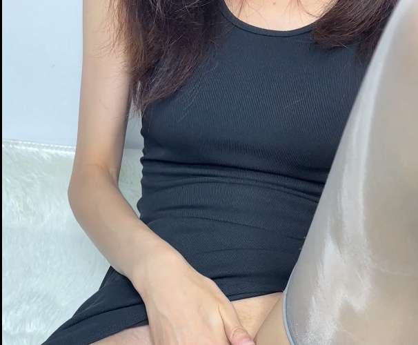 推特 moonfish-性感黑色高叉裙灰丝 [1v/1.09M]