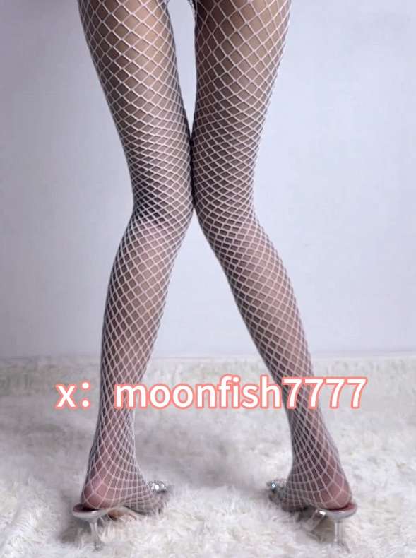 推特 moonfish- 网袜套黑丝户外 [1V/1.19G]