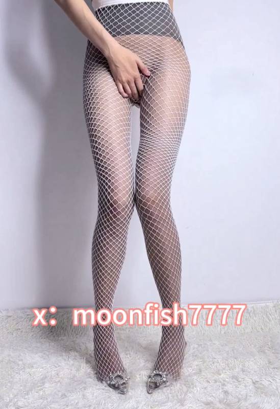 推特 moonfish- 网袜套黑丝户外 [1V/1.19G]