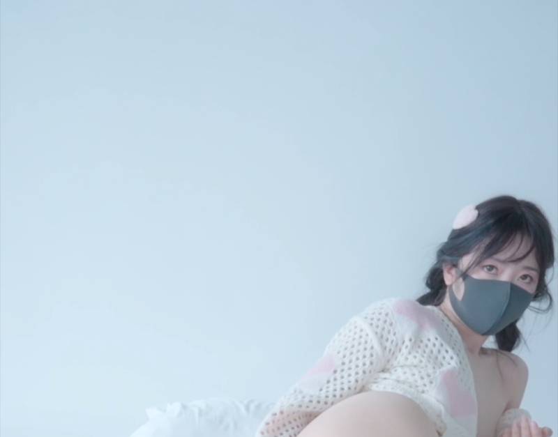 hongkongdoll 玩偶姐姐 -12.1私信-白丝镂空衫 [1V/347M]