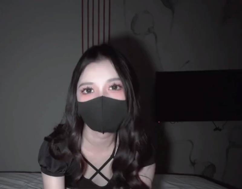 唯美女神 狐不妖 -黑色开叉 [1V/142M]