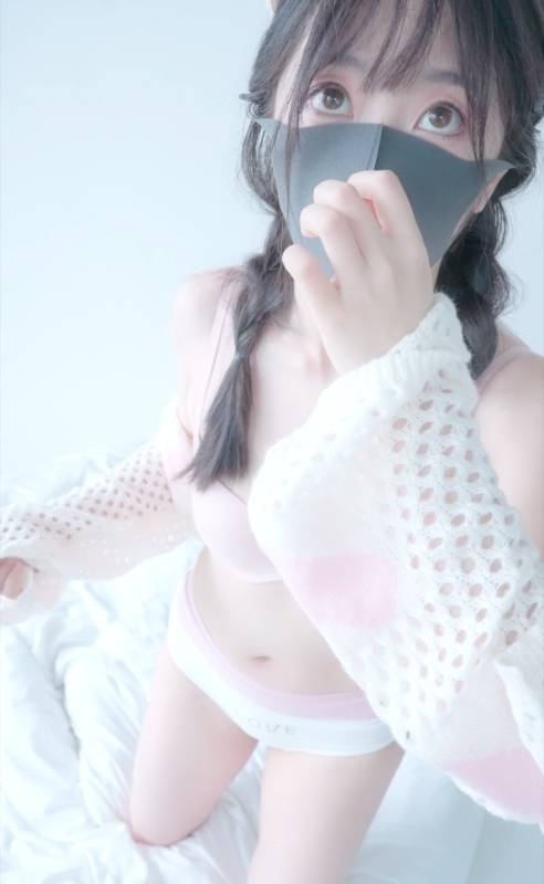 hongkongdoll 玩偶姐姐 -12.9私信-白丝镂空衫 2 [1v/845M]