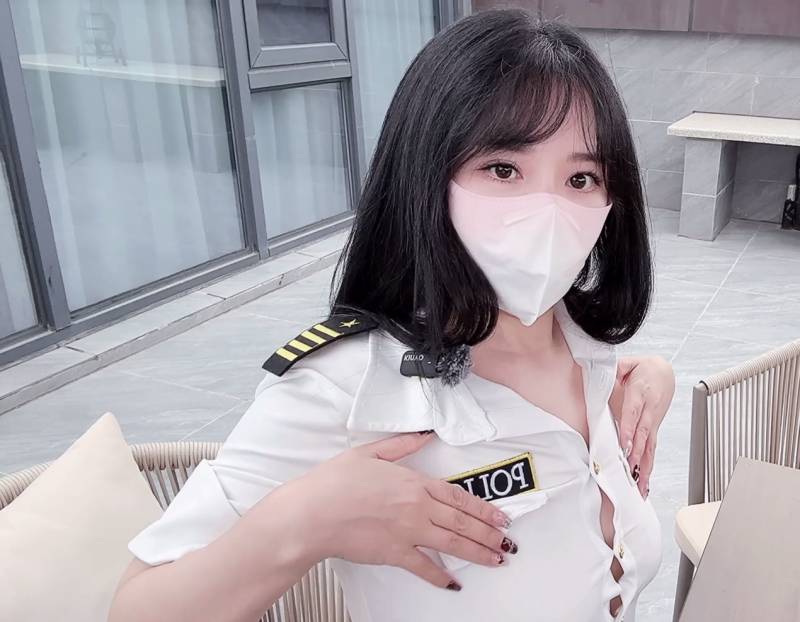 清纯女神-樱桃空空-酒店黑丝客房服务员 [1V/498M]