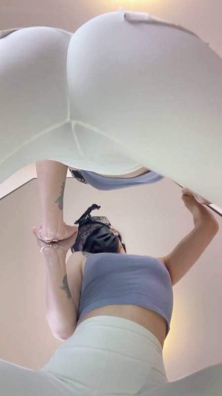 高人气御姐-优优-对镜瑜伽开档裤 [1V/1.11G]