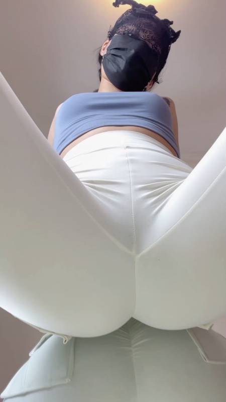 高人气御姐-优优-对镜瑜伽开档裤 [1V/1.11G]