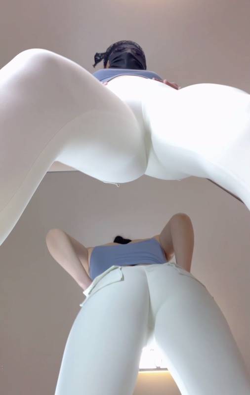 高人气御姐-优优-对镜瑜伽开档裤 [1V/1.11G]