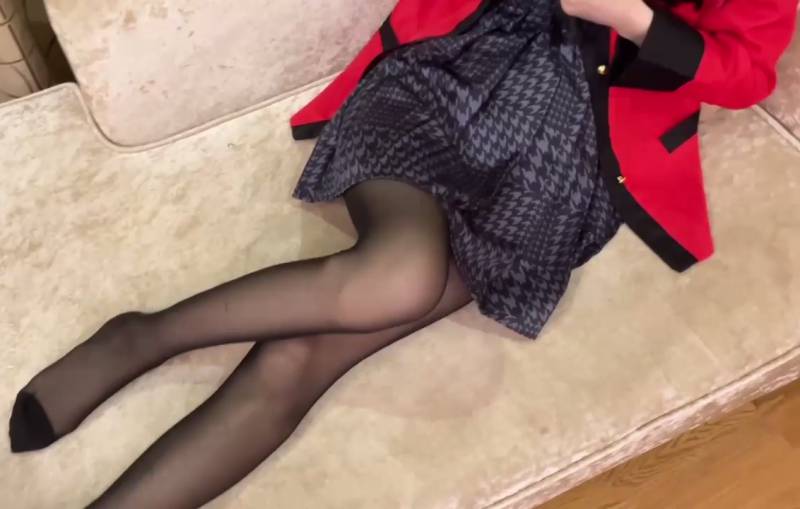 锅锅酱 -开档黑丝蛇喰梦子 [1V/422M]