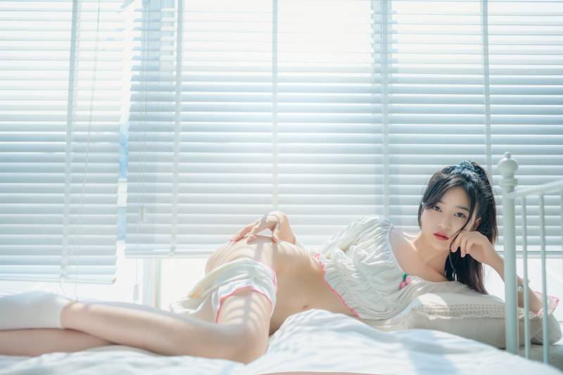 年年 -爱吃棒棒糖的女孩 [35p/123M]