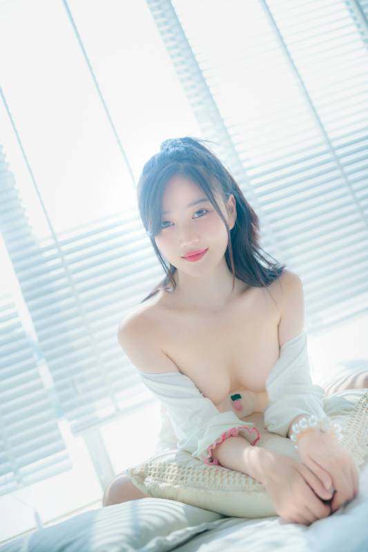 年年 -爱吃棒棒糖的女孩 [35p/123M]