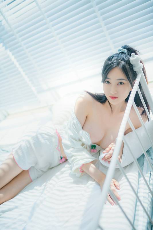 年年 -爱吃棒棒糖的女孩 [35p/123M]