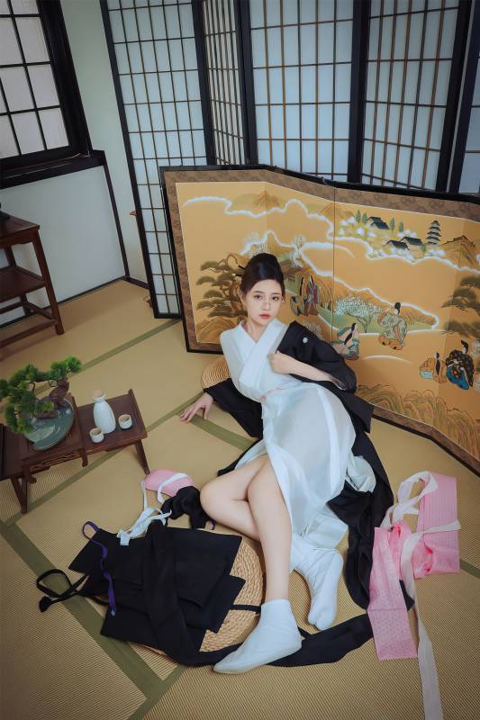 年年 – 未亡人 [50P/221M]