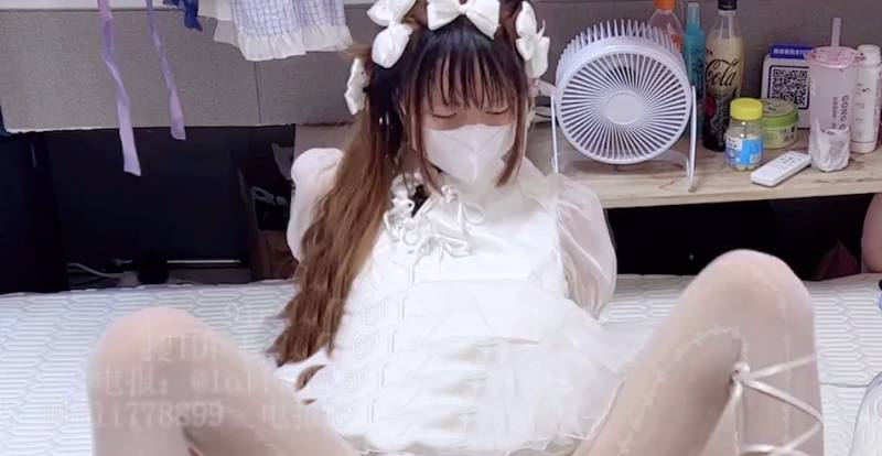 软软兔 -简约风o鞋白色旗袍 [1V/1.37G]