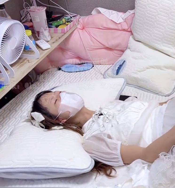 软软兔 -简约风o鞋白色旗袍 [1V/1.37G]