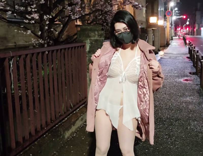 奶咪 -4.11最新-房东的极品尤物 [1V/892M]