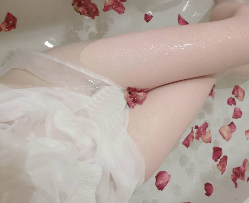 萌兰酱 萌小兔- 玫瑰浴 [47P/2V/572M]