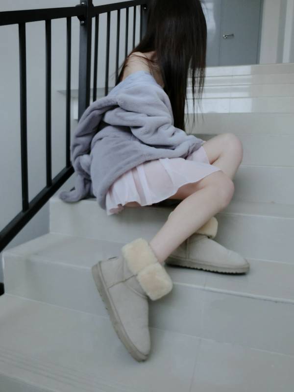 萌兰酱 萌小兔-双人楼道户外 [80P/1V/143M]