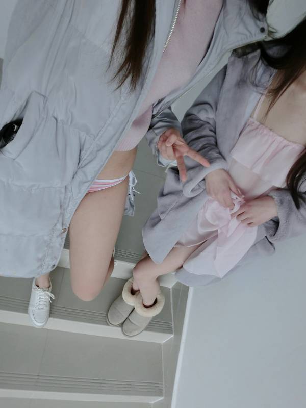 萌兰酱 萌小兔-双人楼道户外 [80P/1V/143M]