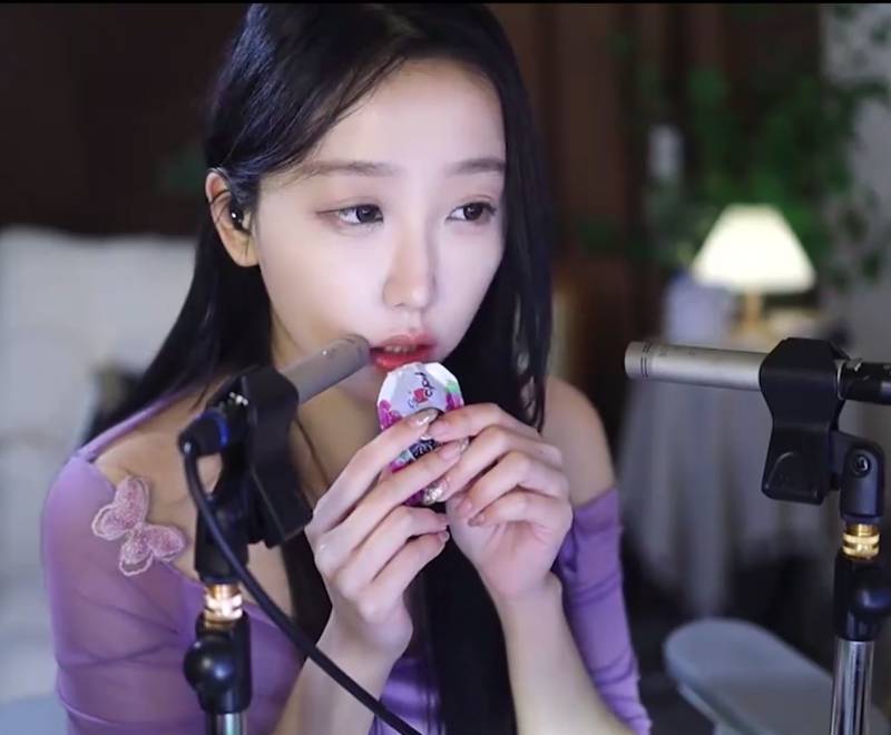 酥酥学姐ASMR舔耳 吹气 [1V/138.5M]