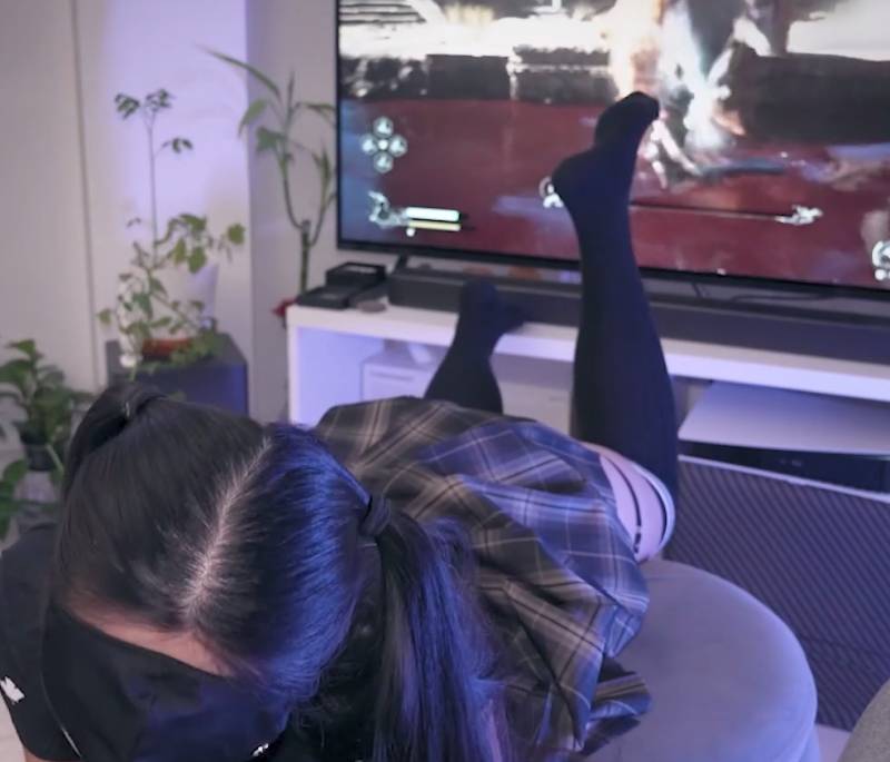 下面有根棒棒糖-双马尾女友JK裙子 [1v/881M]