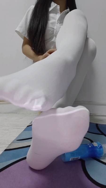 推特 泡泡-白过膝袜肉丝美腿 [1v/106M]