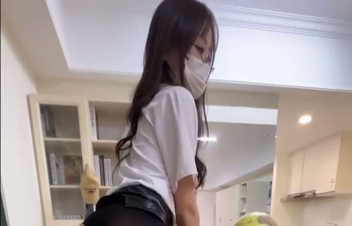 流泪番茄-极品化学黑丝家教 [2v/240M]