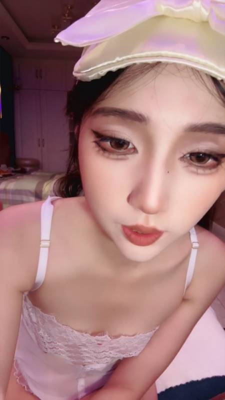 高颜值校花 菠萝吹吹-表面清纯校花私下反差婊子 [1v/686M]