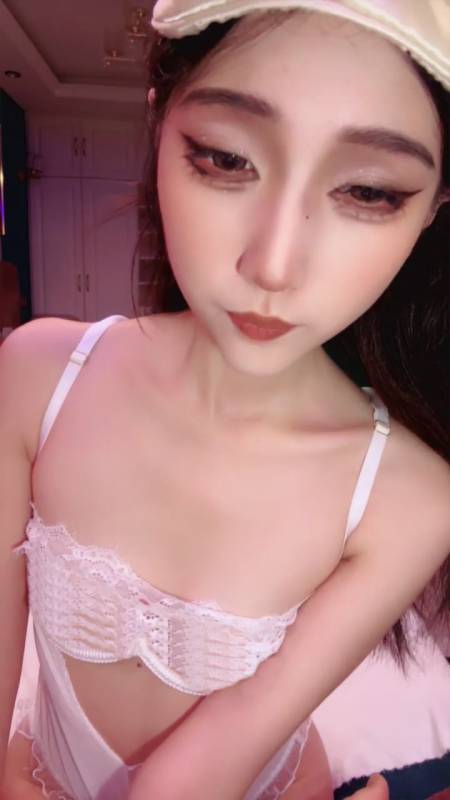 高颜值校花 菠萝吹吹-表面清纯校花私下反差婊子 [1v/686M]