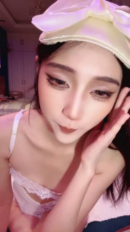 高颜值校花 菠萝吹吹-表面清纯校花私下反差婊子 [1v/686M]