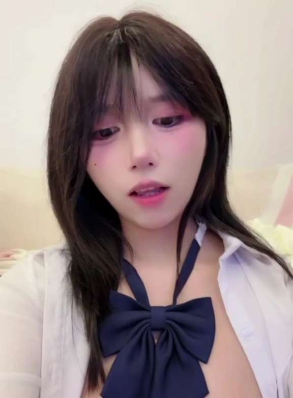 颜值反差婊 落月-重金1v1定制作品 [1v/173M]