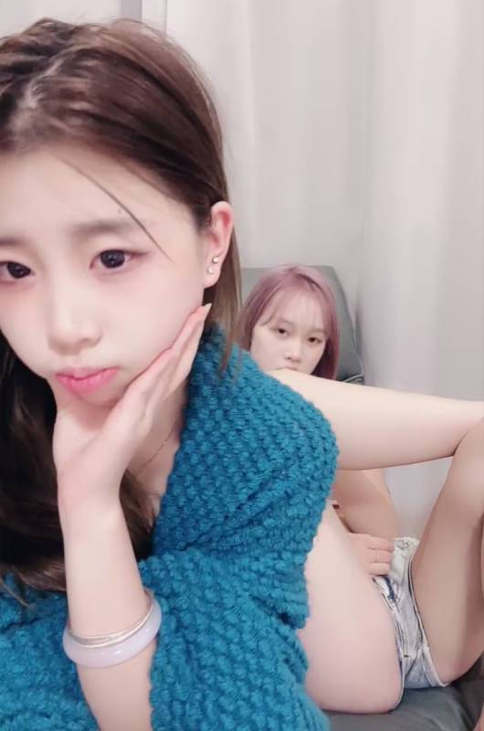 清纯校花 小艺同学-一群白白嫩嫩的妹子看着都养眼 [1v/1.10G]