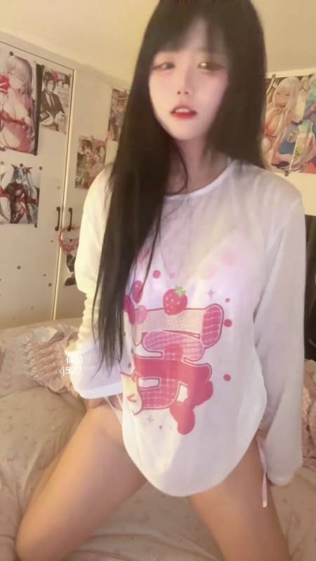 幸酱-最新定制视频草莓内衣套装 [1v/620M]