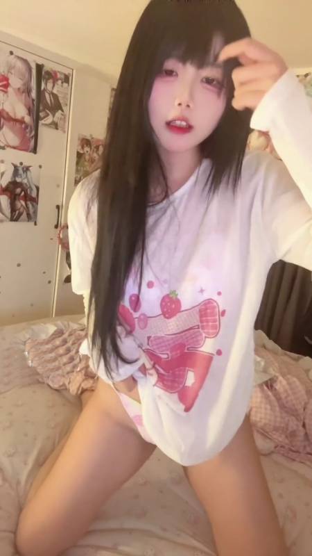 幸酱-最新定制视频草莓内衣套装 [1v.620M]