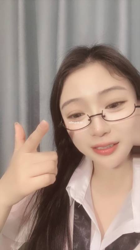 开心小面包-气质勾魂甜美黑丝制服女神 [1V/422M]