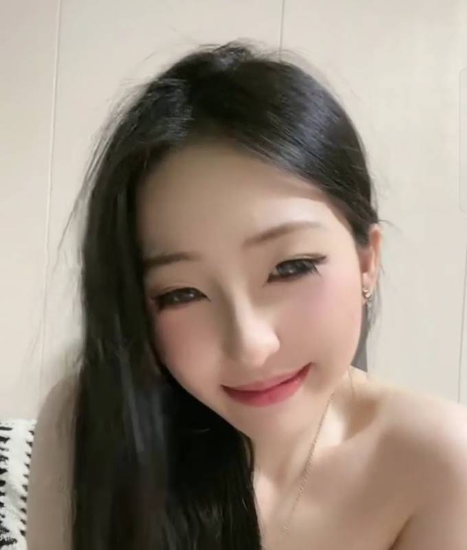 乖巧清纯学姐 小硫-私拍一对定制作品 [1v/686M]