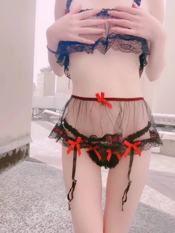 桃谷谷-乖巧女仆 情趣天台户外 [9P/2.98G]