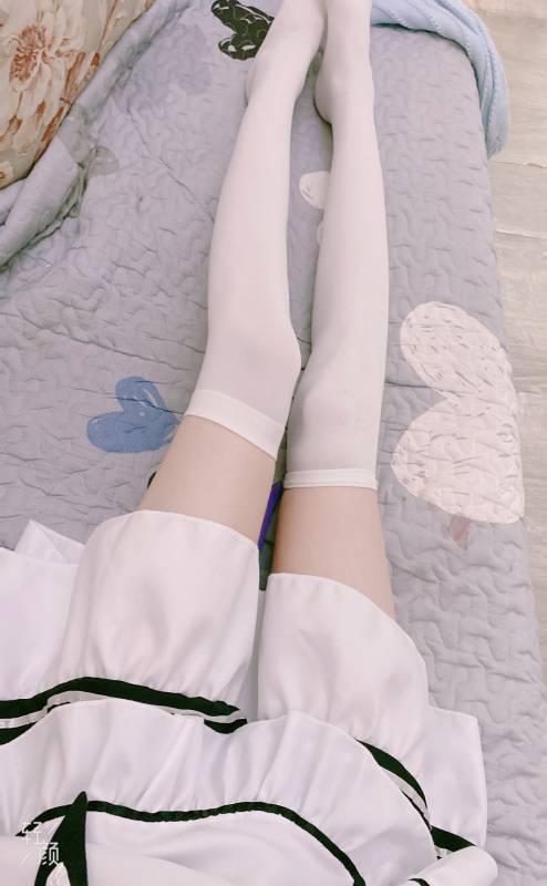 桃谷谷-乖巧女仆 情趣天台户外 [9P/2.98G]