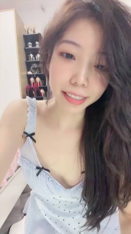 温婉女神 施施 丝丝不是思思-性感肉丝吊带裙 [1v/950M]