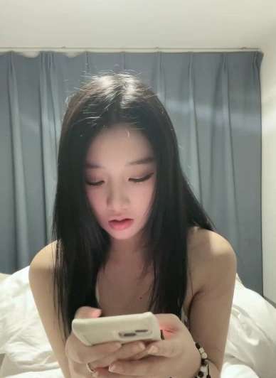 瑜露超会吃-付费私拍定制 [1v/802M]