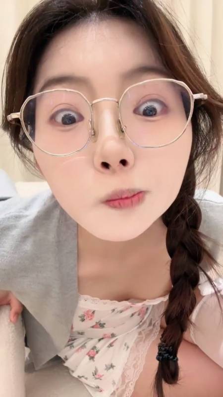 困困兔-白丝格裙 [1v/1.36G]