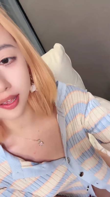 小鹿大秀-时髦学姐付费定制 [1v/855M]